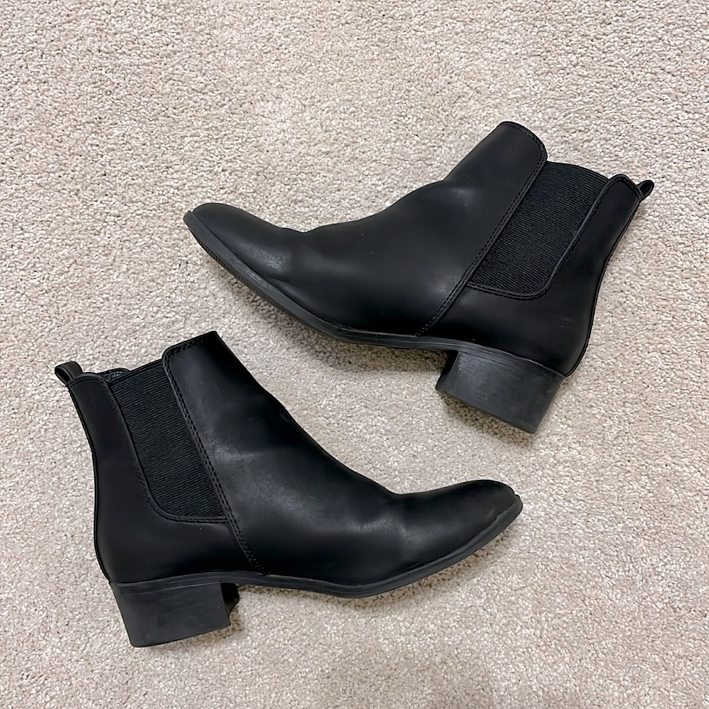 Qupid Black Chelsea Ankle Boots